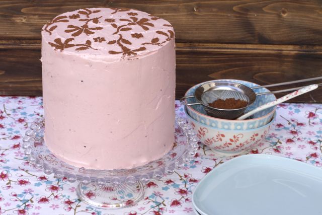 Una tarta altísima y una receta básica que os sacará de muchos apuros