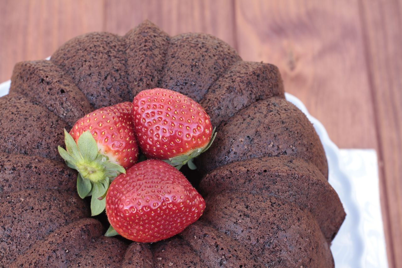 De nuevo un Bundt de chocolate pero con un relleno muy interesante.