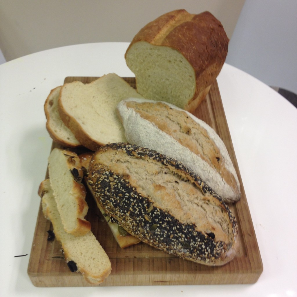 La selección de panes, pan de centeno de nueces, pan de centeno de pasas , focaccia y pan de molde blanco.