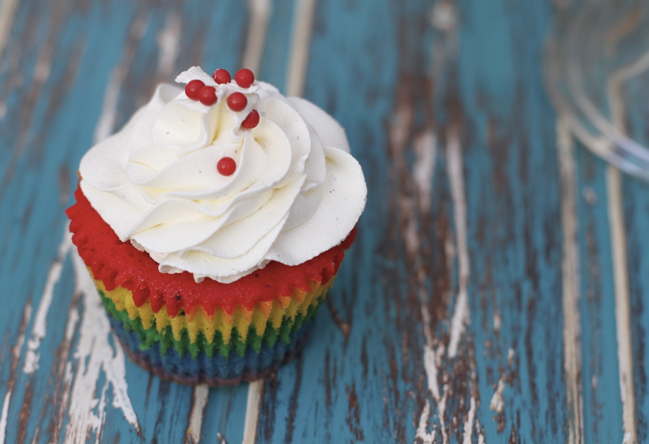 Unos preciosos y coloridos cupcakes Arco Iris