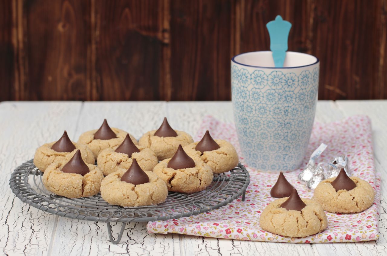 Lo mas difícil de esta receta es el pelar los Hershey Kisses y no caer en la tentación de comer uno tras otro.