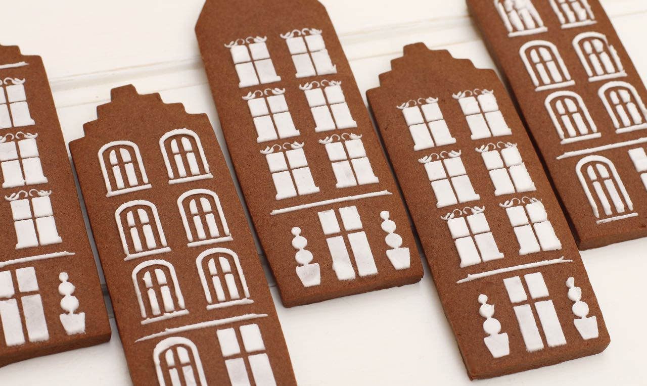 Preciosas casitas de chocolate decoradas con esténcil